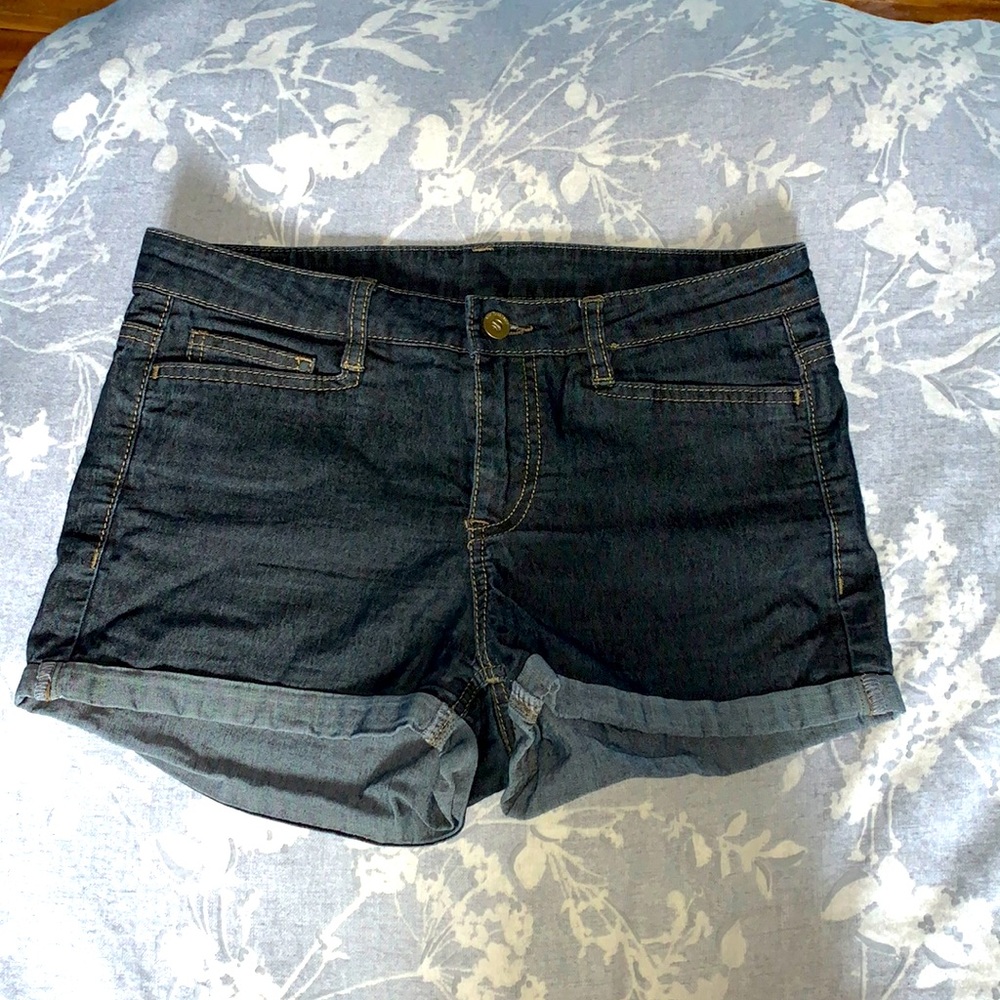 Beautiful stretchy jean short!